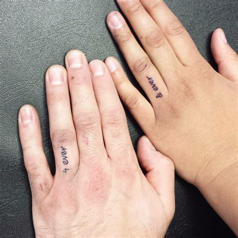 tatuajes en los dedos para parejas|tatuajes faciles en la mano.